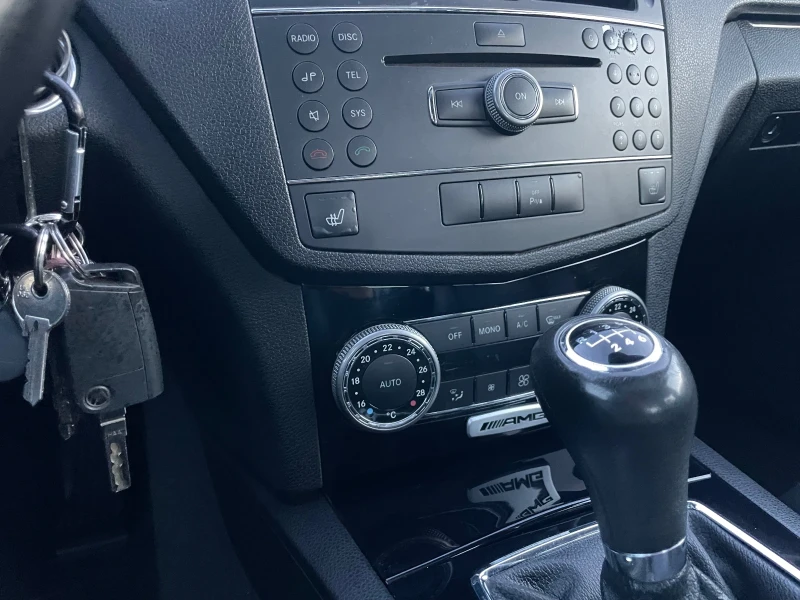 Mercedes-Benz C 180 Harman/Kardon///AMG///ПАНОРАМЕН Ш.///ПАРКТР.2бр., снимка 13 - Автомобили и джипове - 52426866