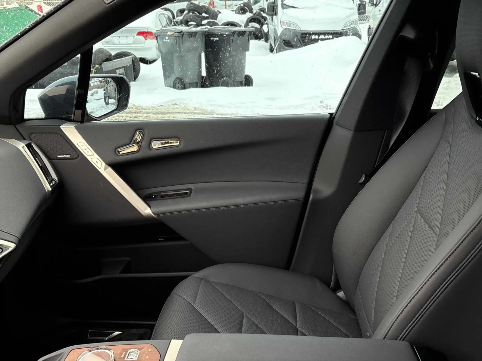 BMW iX * xDrive40 * CARFAX * HARMAN KARDON * KEYLESS *  - изображение 7