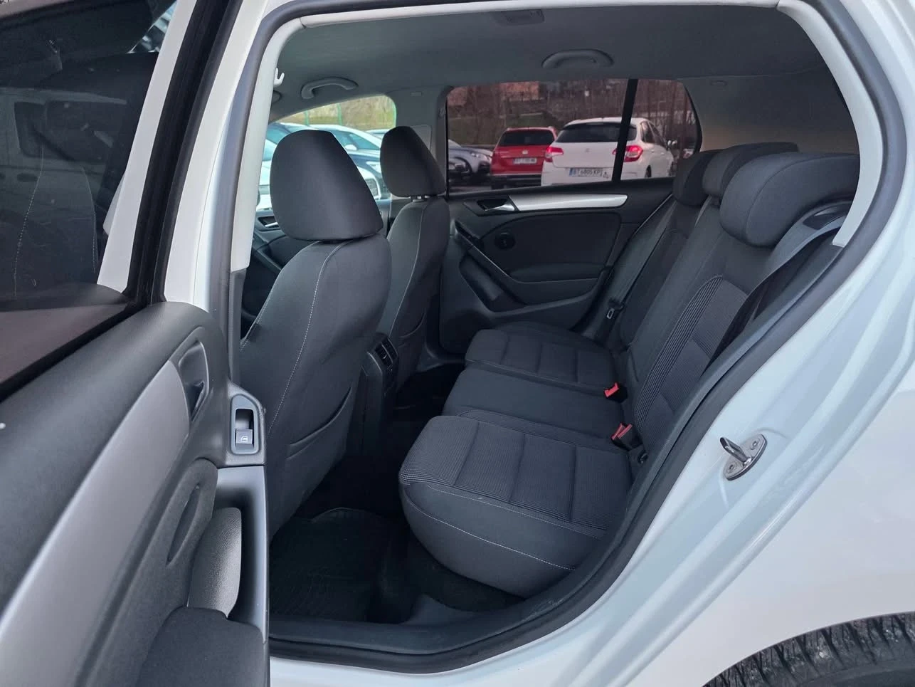 VW Golf 1.6TDI 105K.C. / КЛИМАТИК / НАПЪЛНО ОБСЛУЖЕН - изображение 9