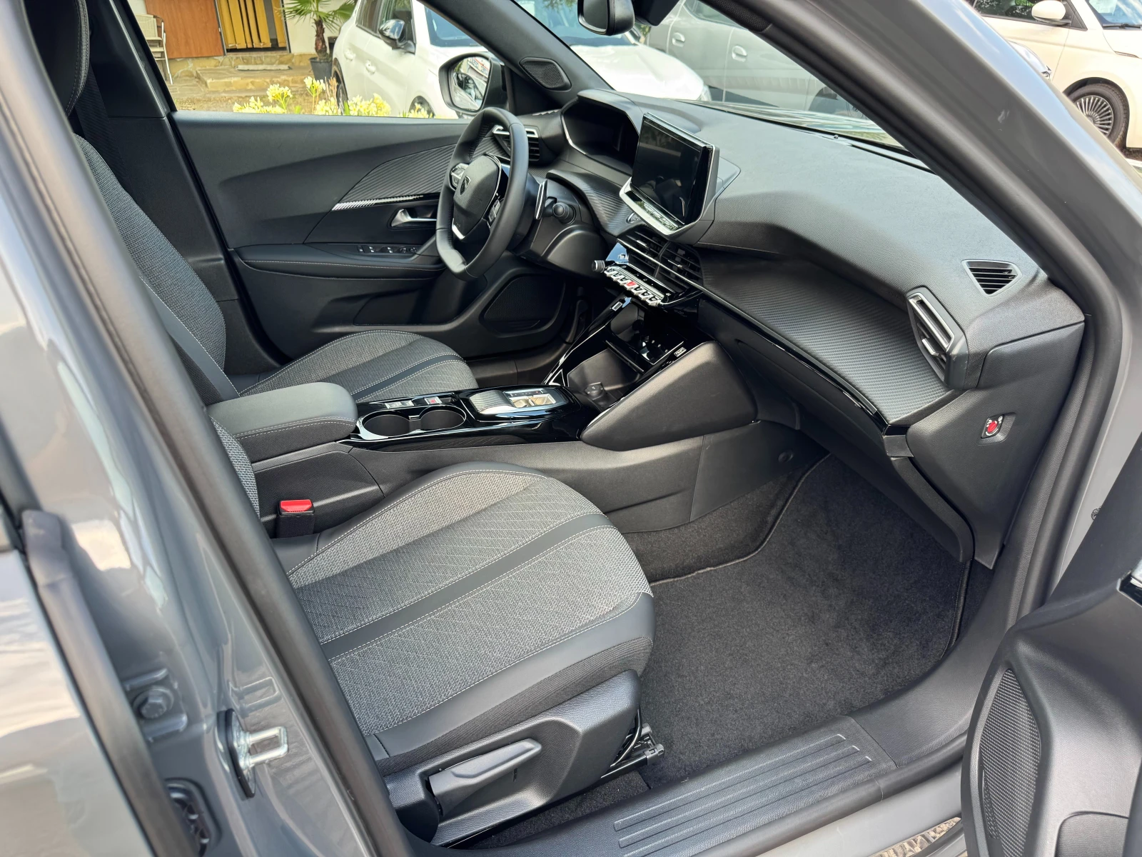 Peugeot 2008 1.2 PT Allure Premium, снимка 13 - Автомобили и джипове - 55325698