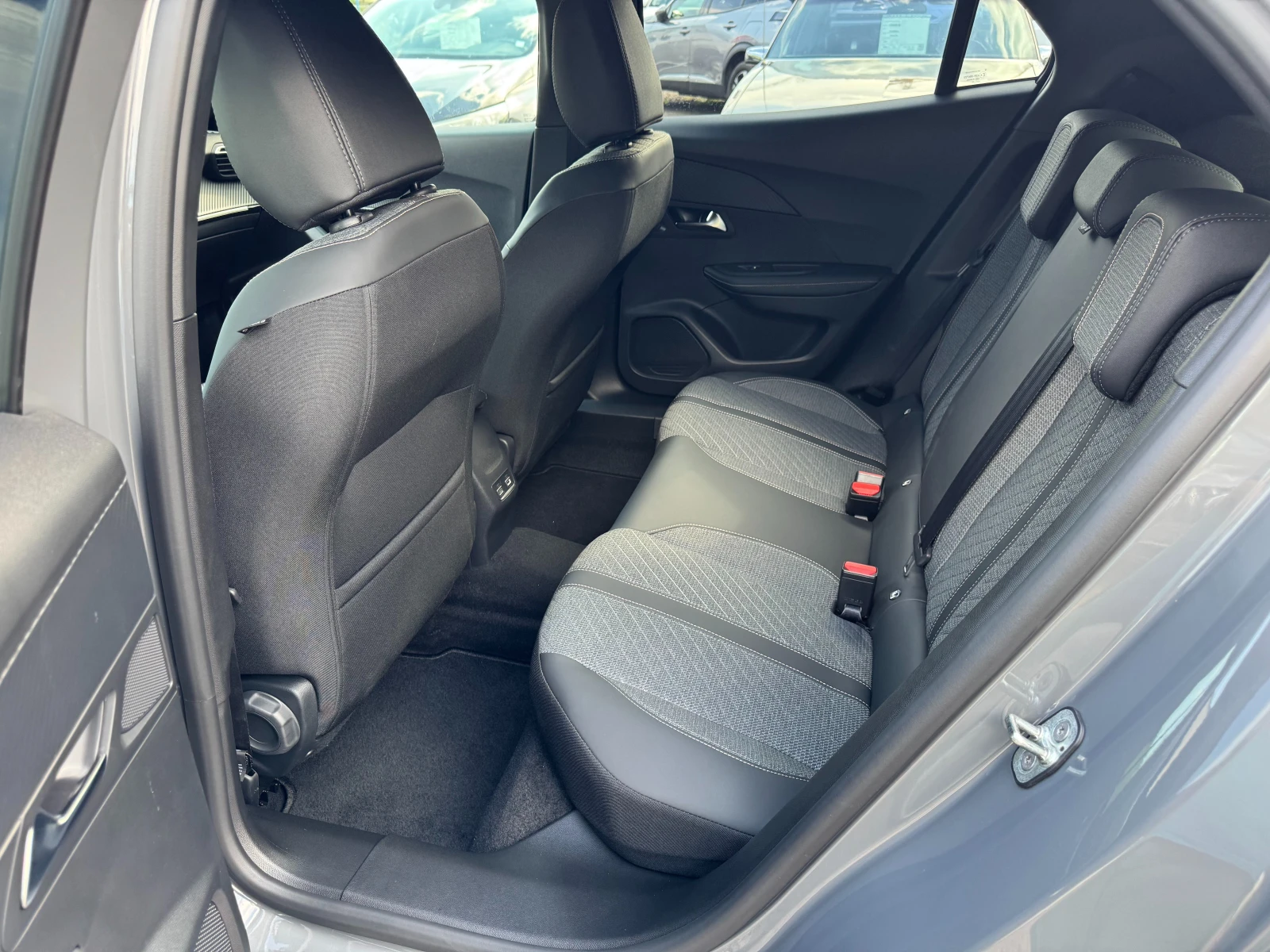 Peugeot 2008 1.2 PT Allure Premium, снимка 11 - Автомобили и джипове - 55325698