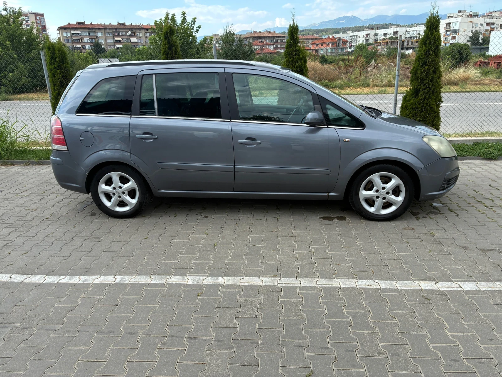 Opel Zafira 1.9 CDTI, снимка 3 - Автомобили и джипове - 55326156