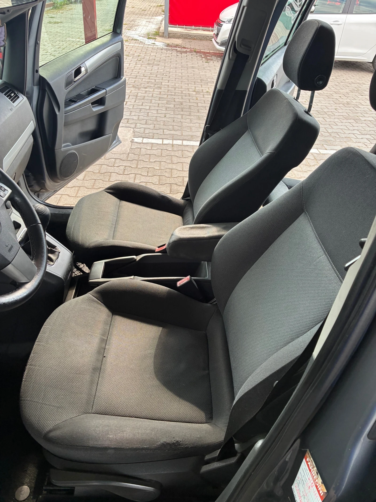 Opel Zafira 1.9 CDTI, снимка 13 - Автомобили и джипове - 55326156
