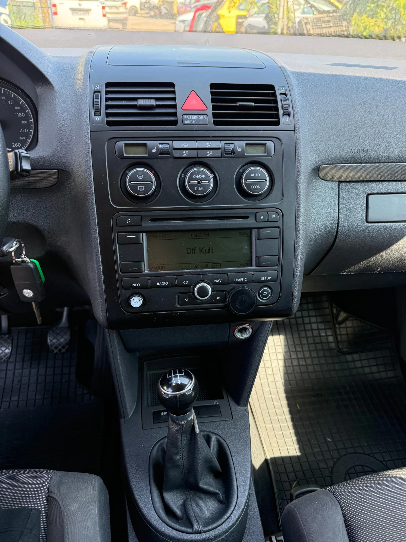 VW Touran, снимка 12 - Автомобили и джипове - 55703166