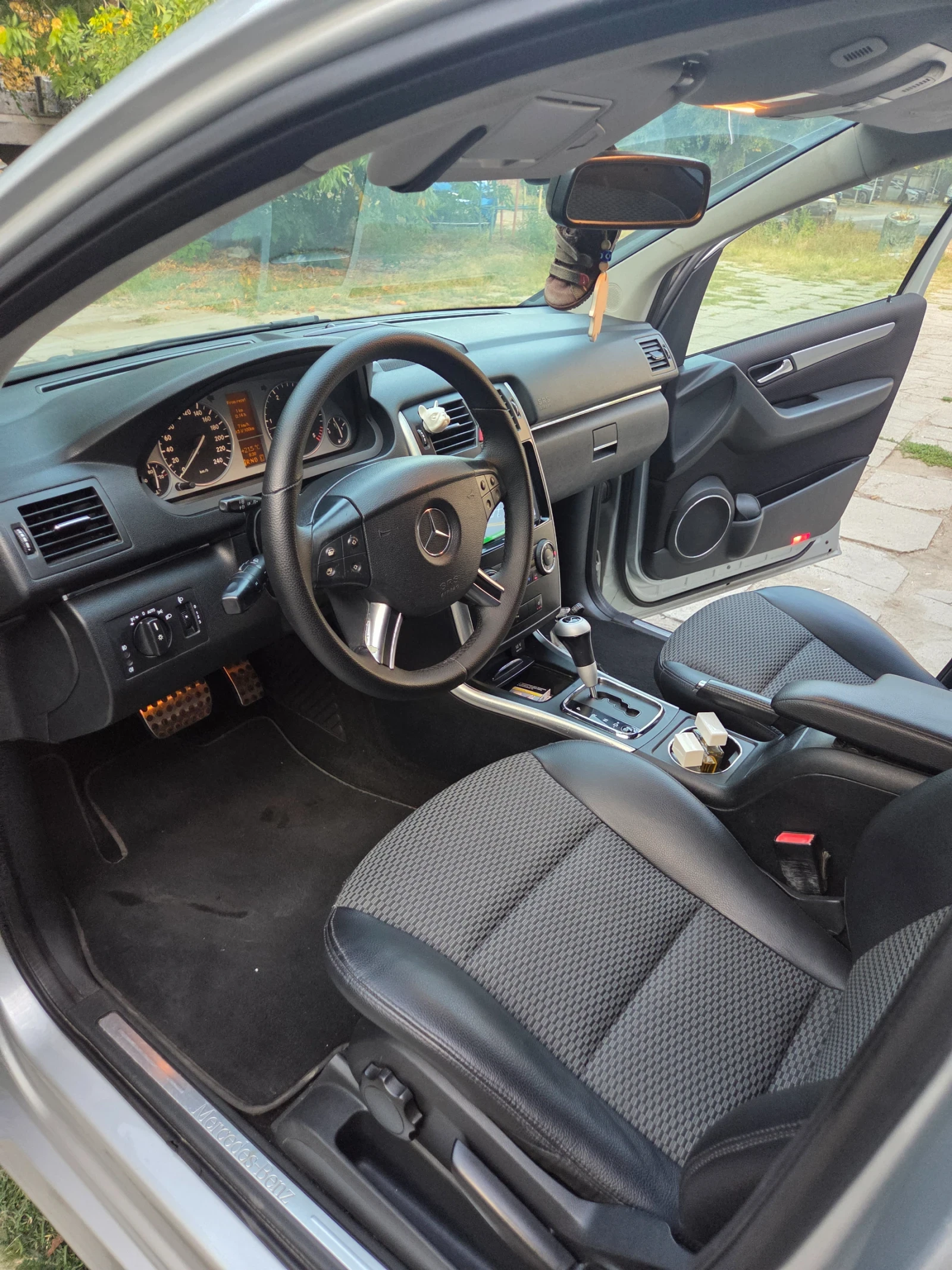 Mercedes-Benz B 200 Пефектен, снимка 12 - Автомобили и джипове - 56154696