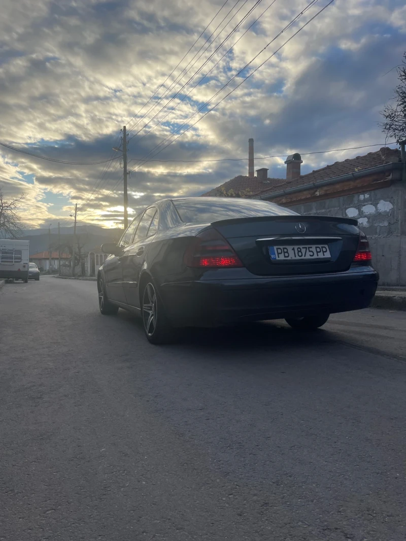 Mercedes-Benz E 220, снимка 4 - Автомобили и джипове - 52615461