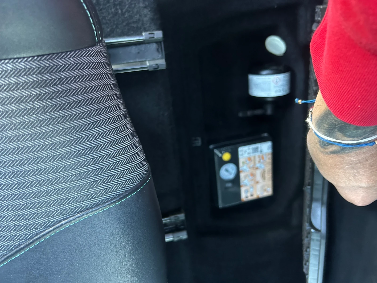 Peugeot 5008 2.0 BlueHDI* ALLURE * СЕРВИЗ* 7 Местен* Дистроник*, снимка 16 - Автомобили и джипове - 53810560