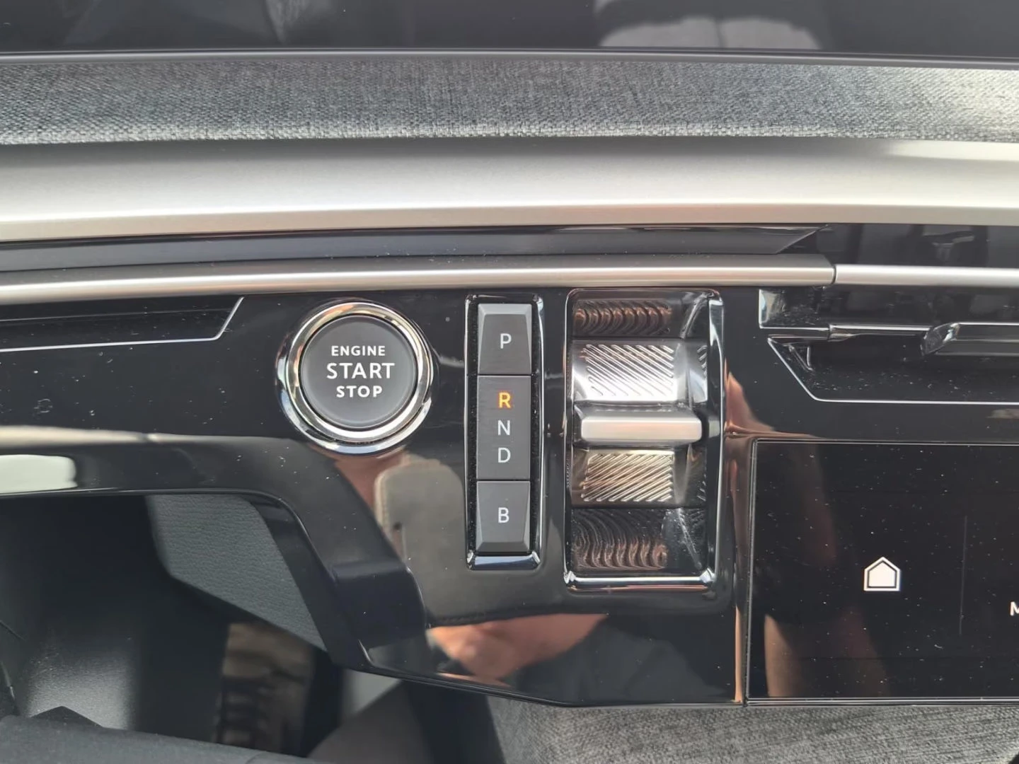 Peugeot 5008 PHEV/195HP/ALLURE/7S/CAM/LED/NAVI/KLESS/632q, снимка 12 - Автомобили и джипове - 55753204