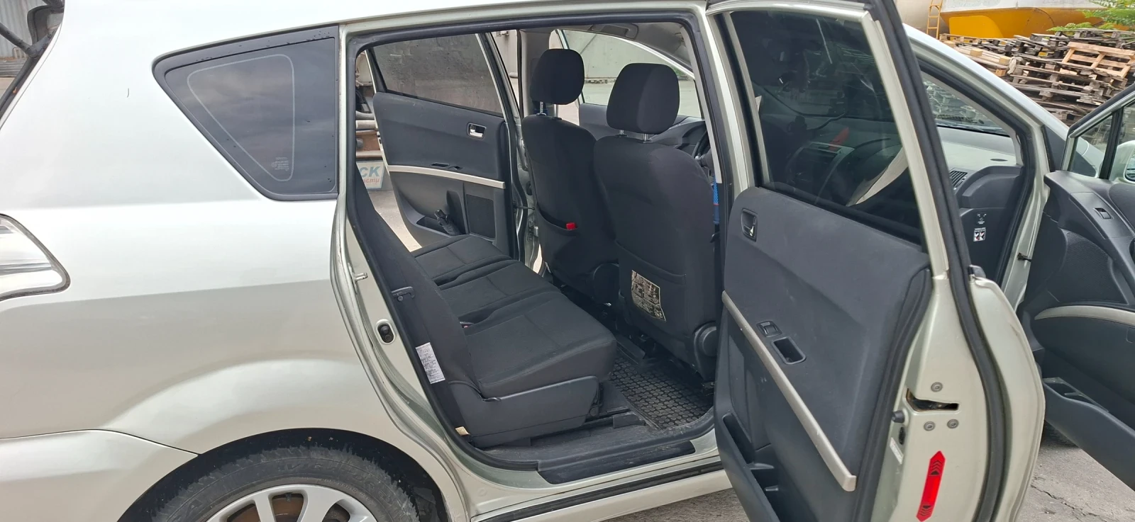 Toyota Corolla verso, снимка 9 - Автомобили и джипове - 55838593