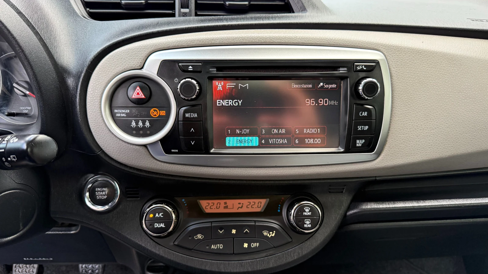 Toyota Yaris 1.3i КАМЕРА ПАНОРАМА 6ск., снимка 11 - Автомобили и джипове - 55953880