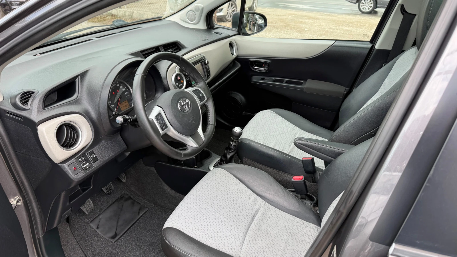 Toyota Yaris 1.3i КАМЕРА ПАНОРАМА 6ск., снимка 7 - Автомобили и джипове - 55953880