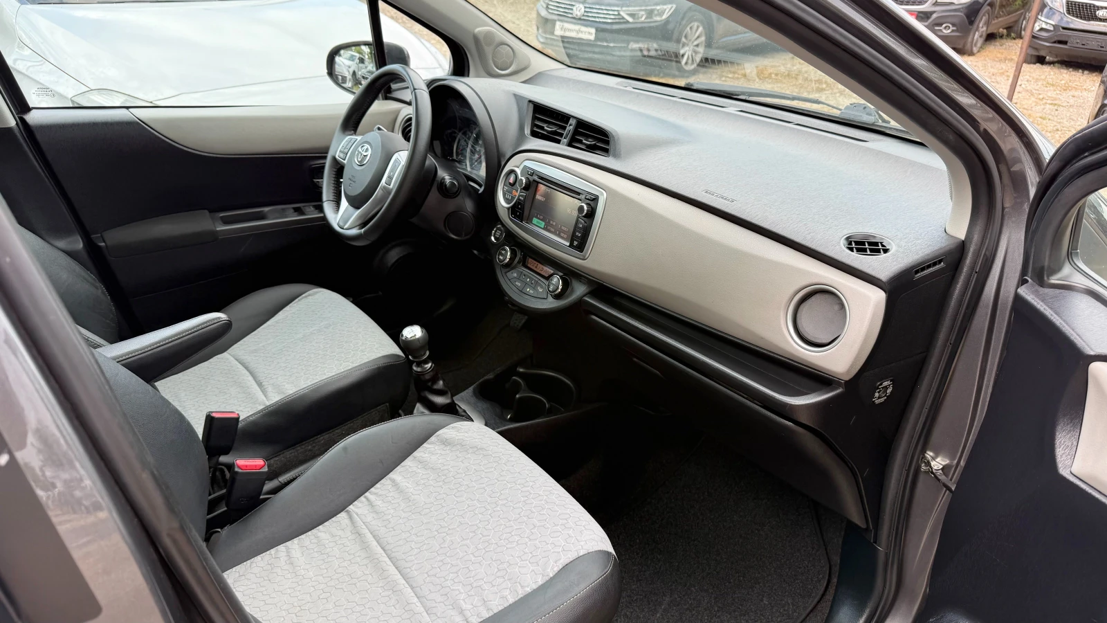 Toyota Yaris 1.3i КАМЕРА ПАНОРАМА 6ск., снимка 8 - Автомобили и джипове - 55953880