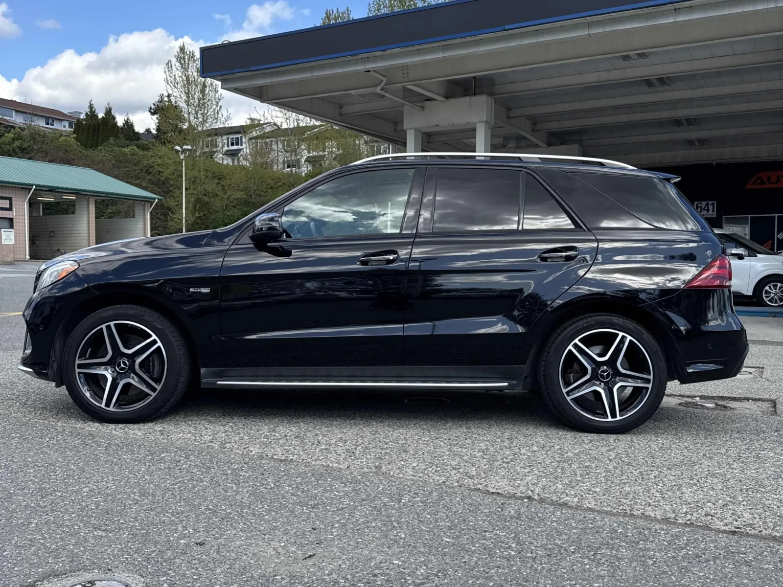 Mercedes-Benz GLE 43 AMG ПОДГРЕВ* HARMAN* 360* PANO* KEYLESS, снимка 3 - Автомобили и джипове - 54231151