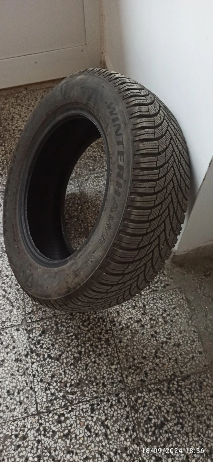 Гуми Зимни 195/65R15, снимка 1 - Гуми и джанти - 47296034