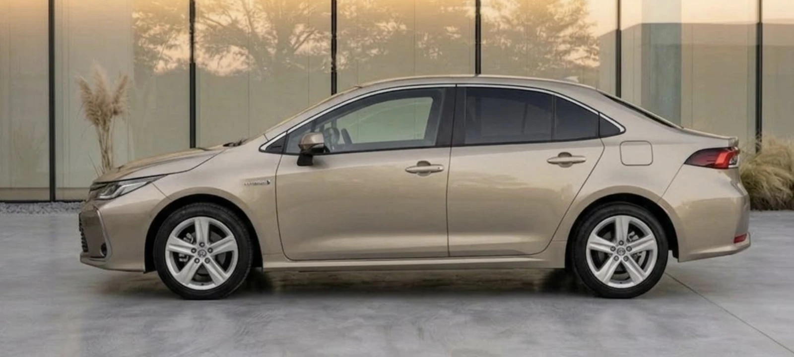Toyota Corolla 1.8 Hybrid Executive, снимка 4 - Автомобили и джипове - 54509148