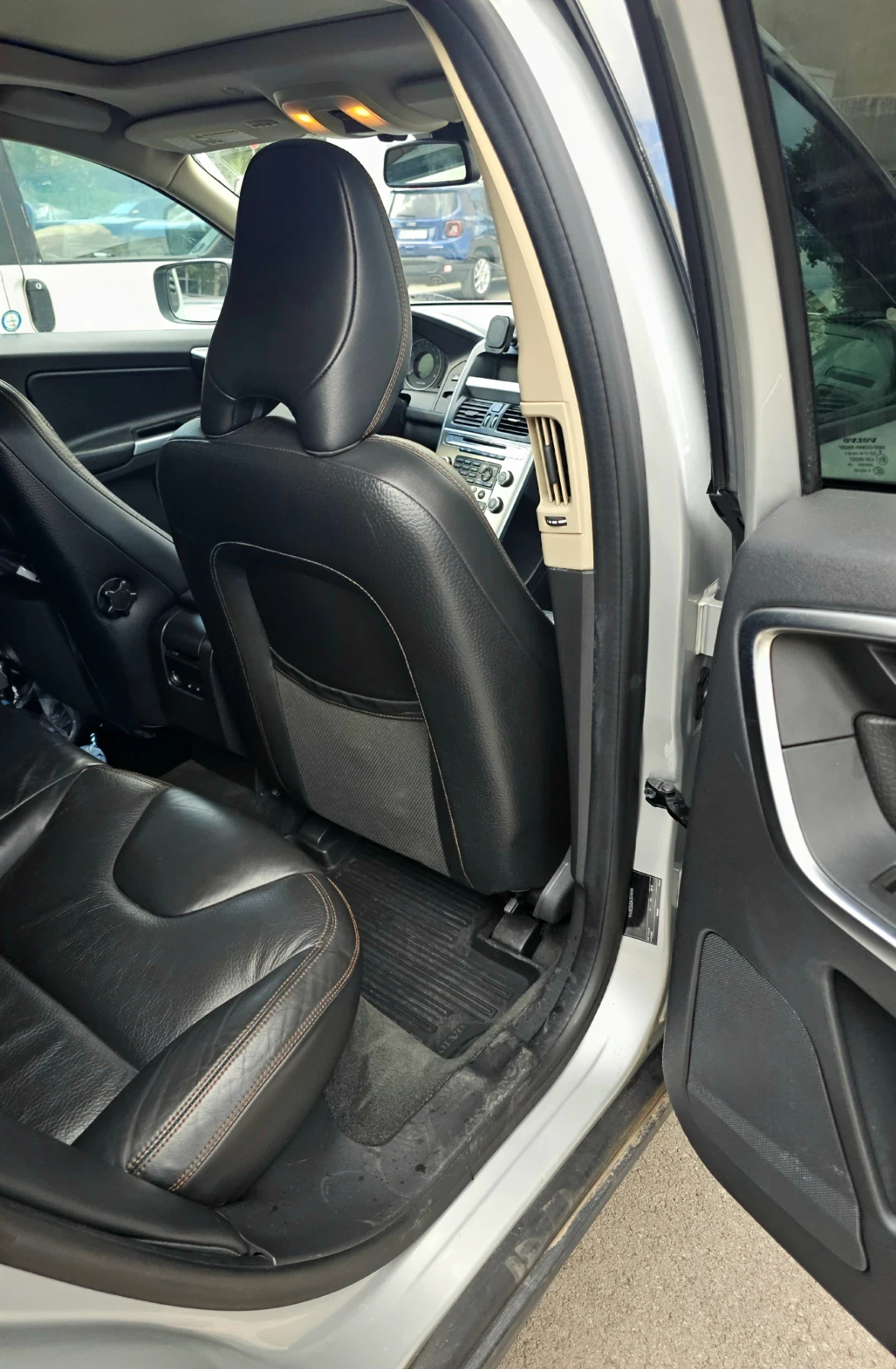 Volvo XC60 3.2 AWD, снимка 13 - Автомобили и джипове - 54991536