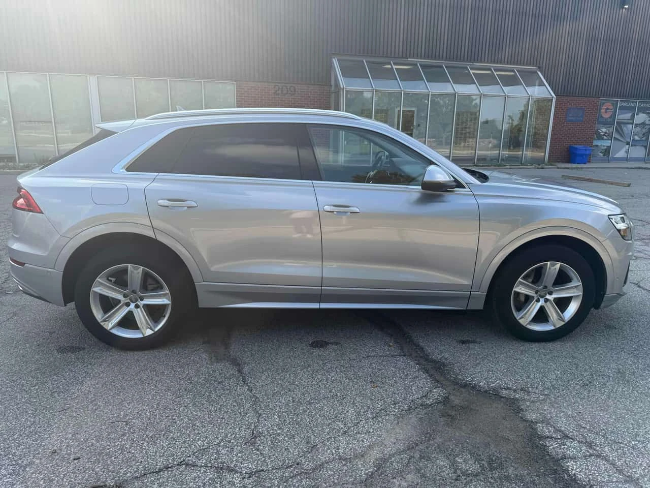 Audi Q8 Progressiv / LED / CARFAX / АВТОКРЕДИТ, снимка 3 - Автомобили и джипове - 55623154