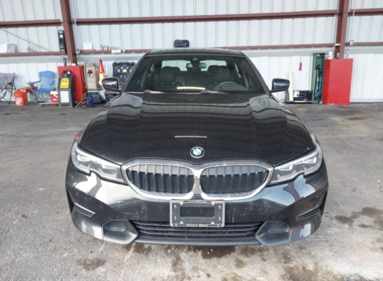BMW 330 XDRIVE* HEAD-UP* ПОДГРЕВ* KEYLESS* AMBIENT LIGHT - изображение 2