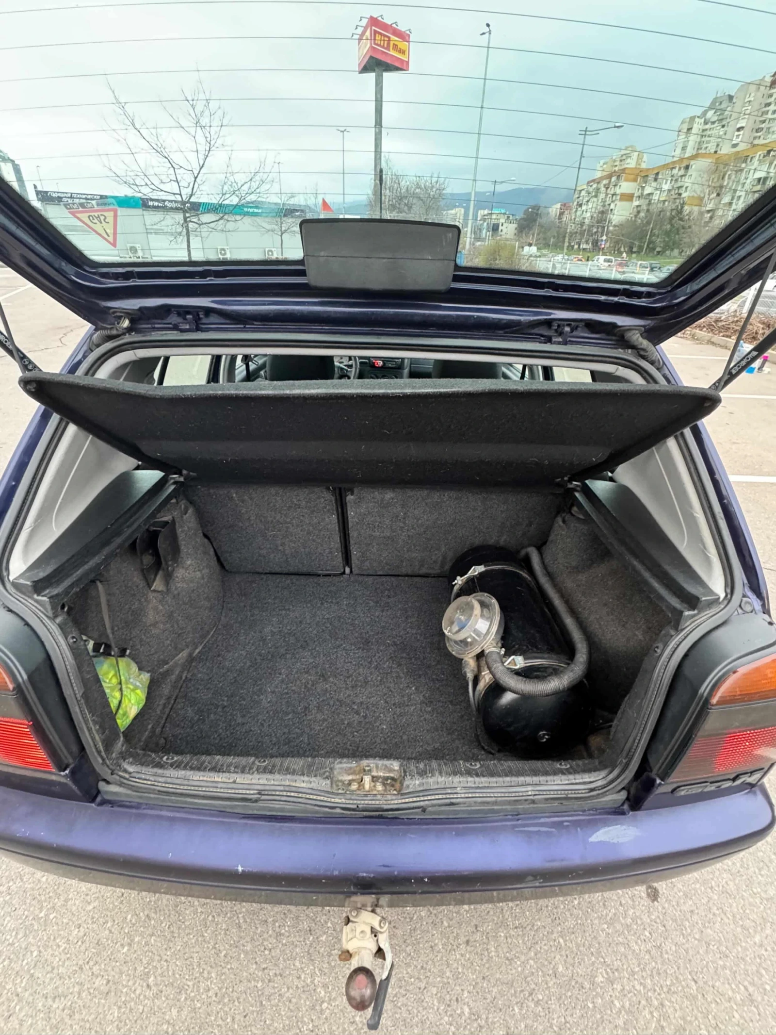 VW Golf 1.6 AEE, снимка 7 - Автомобили и джипове - 53952005