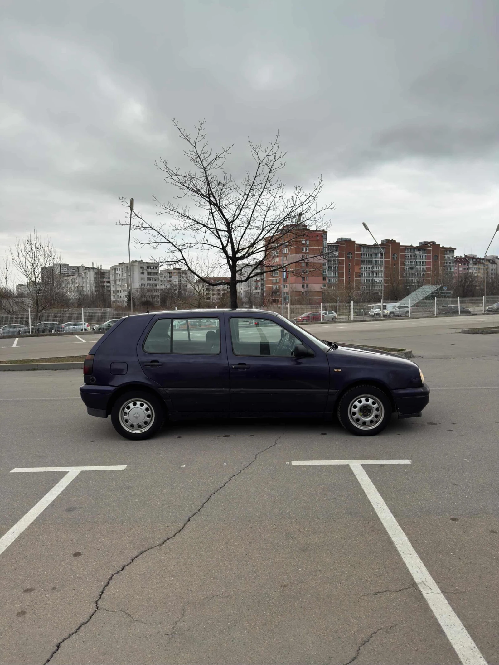 VW Golf 1.6 AEE, снимка 5 - Автомобили и джипове - 53952005