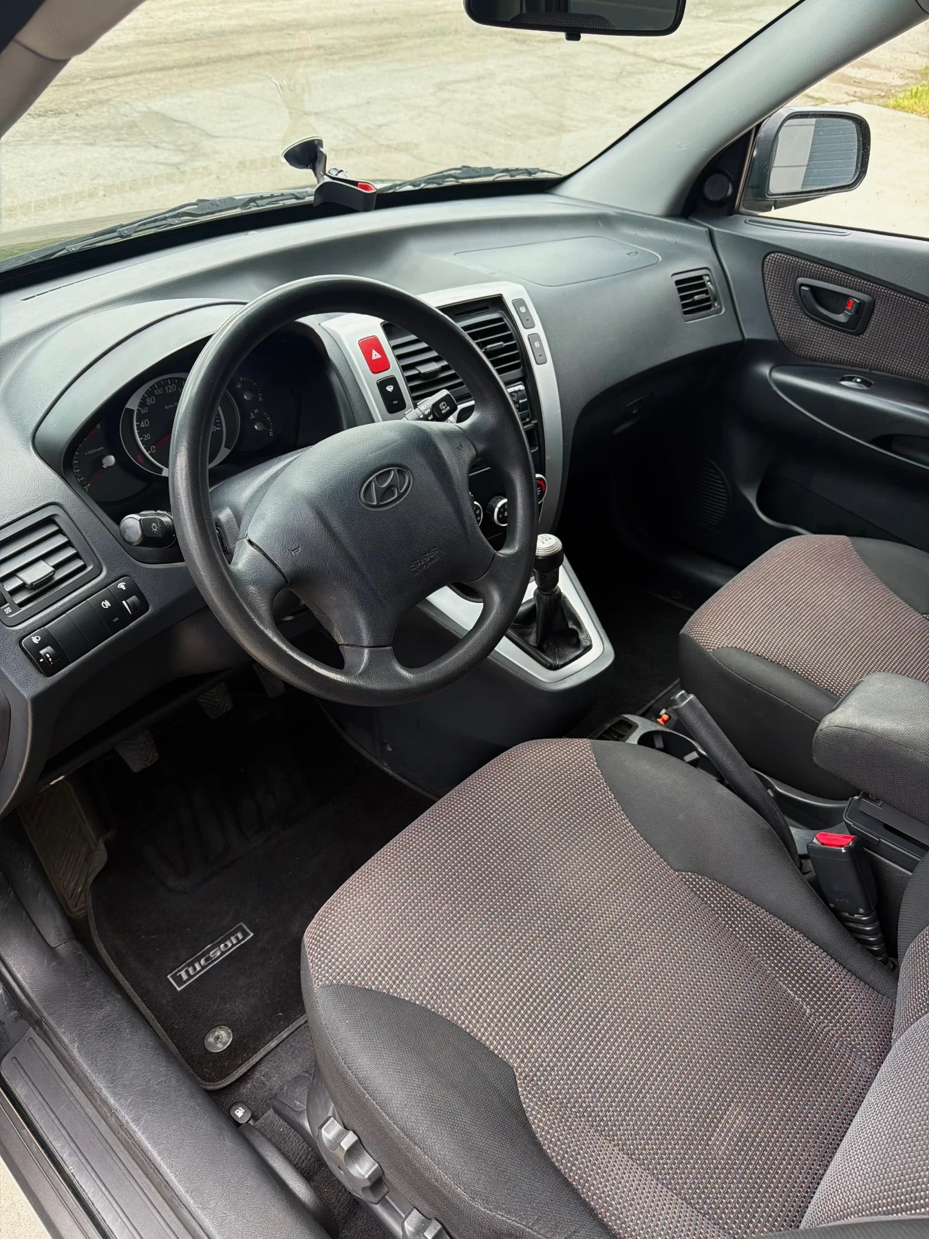 Hyundai Tucson 2.0 - Много Запазен, снимка 10 - Автомобили и джипове - 54255441