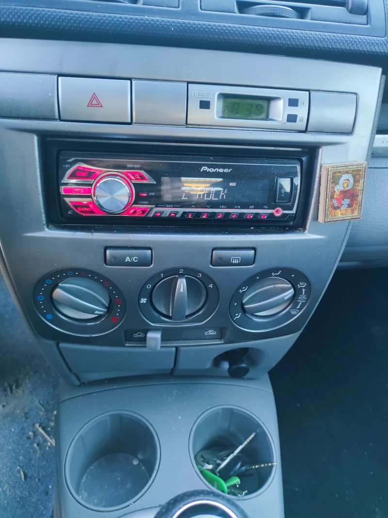 Mazda 2 16V, снимка 8 - Автомобили и джипове - 52231726