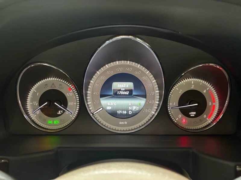 Mercedes-Benz GLK 250D* AMG* 360 View* Уникат, снимка 15 - Автомобили и джипове - 52681737