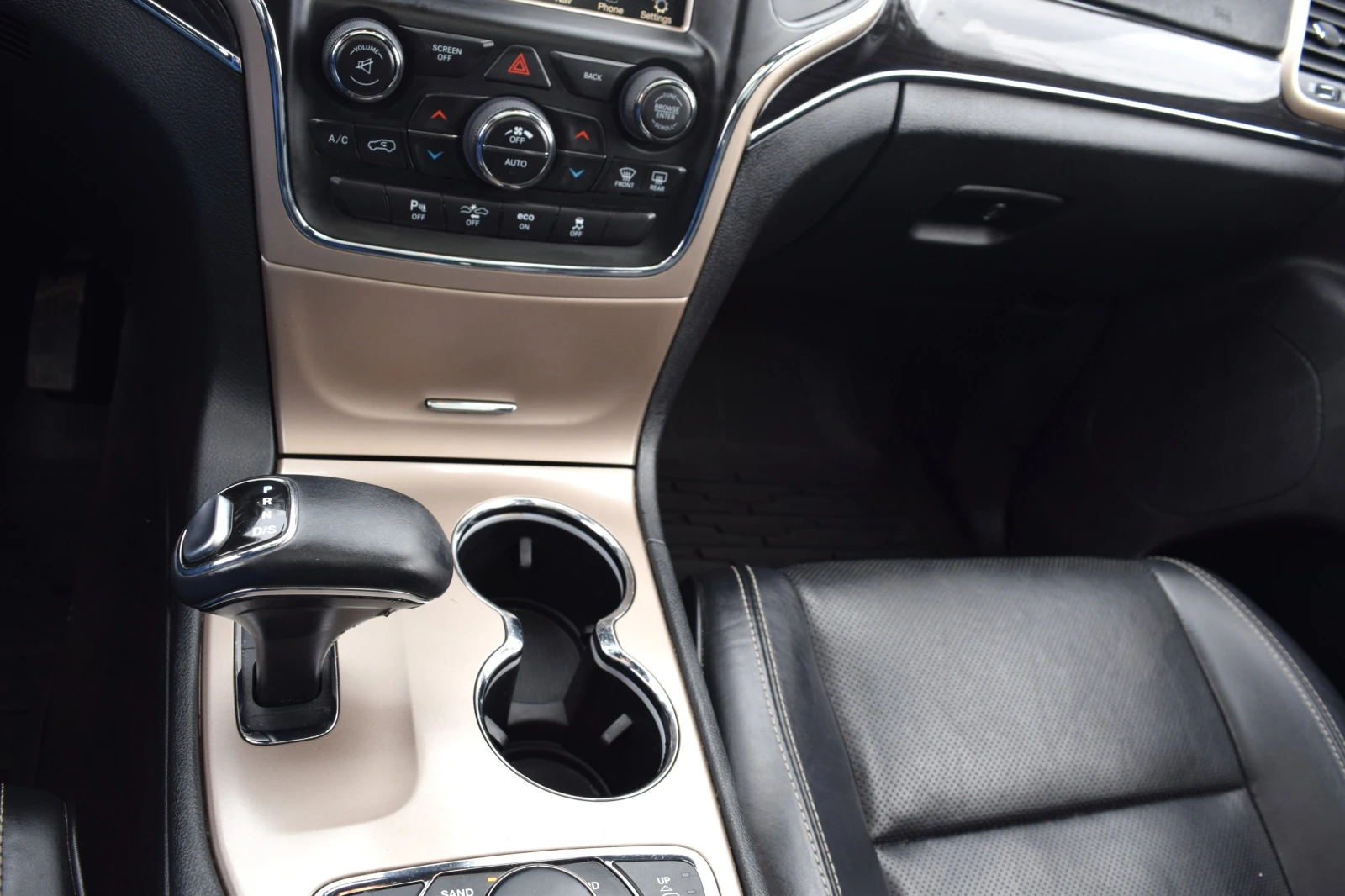 Jeep Grand Wagoneer OVERLAND, снимка 10 - Автомобили и джипове - 54217900