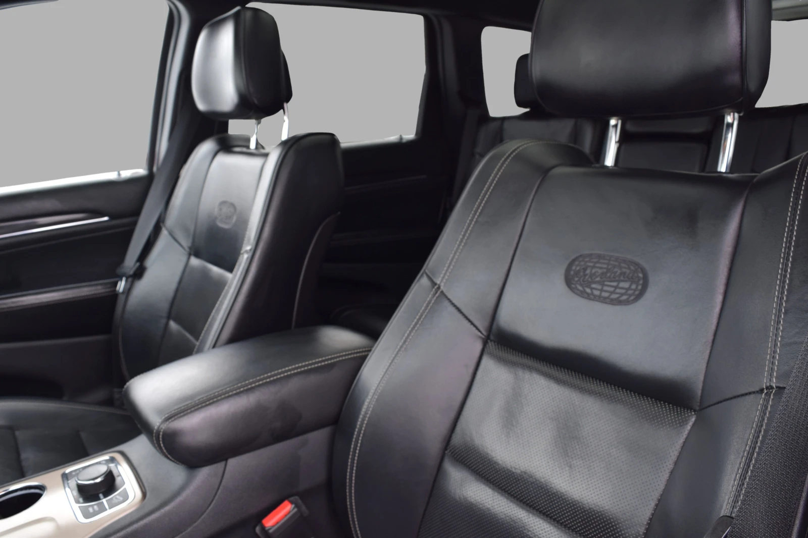 Jeep Grand Wagoneer OVERLAND, снимка 13 - Автомобили и джипове - 54217900