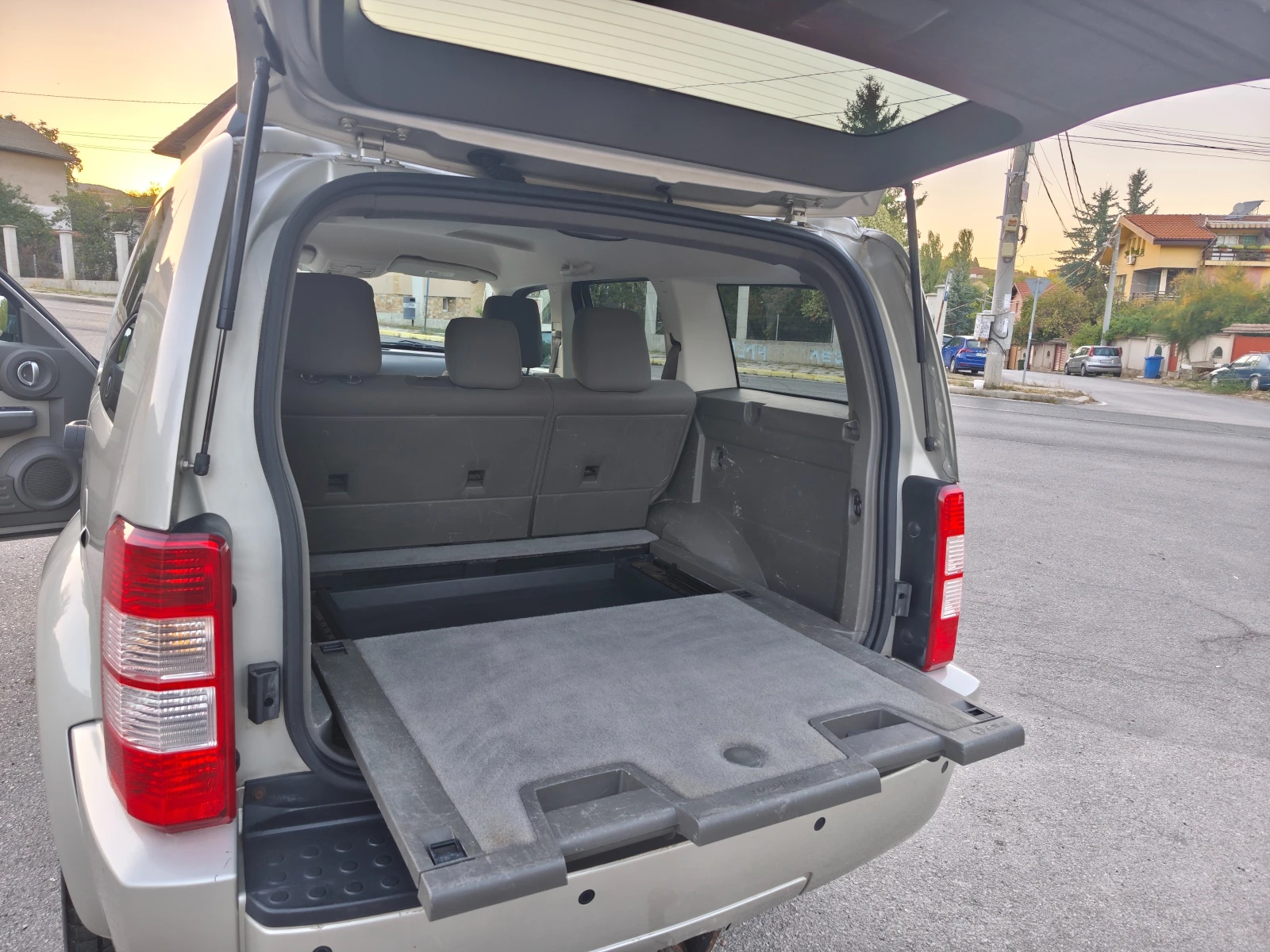Dodge Nitro 2.8CRD Swiss, снимка 9 - Автомобили и джипове - 56302931