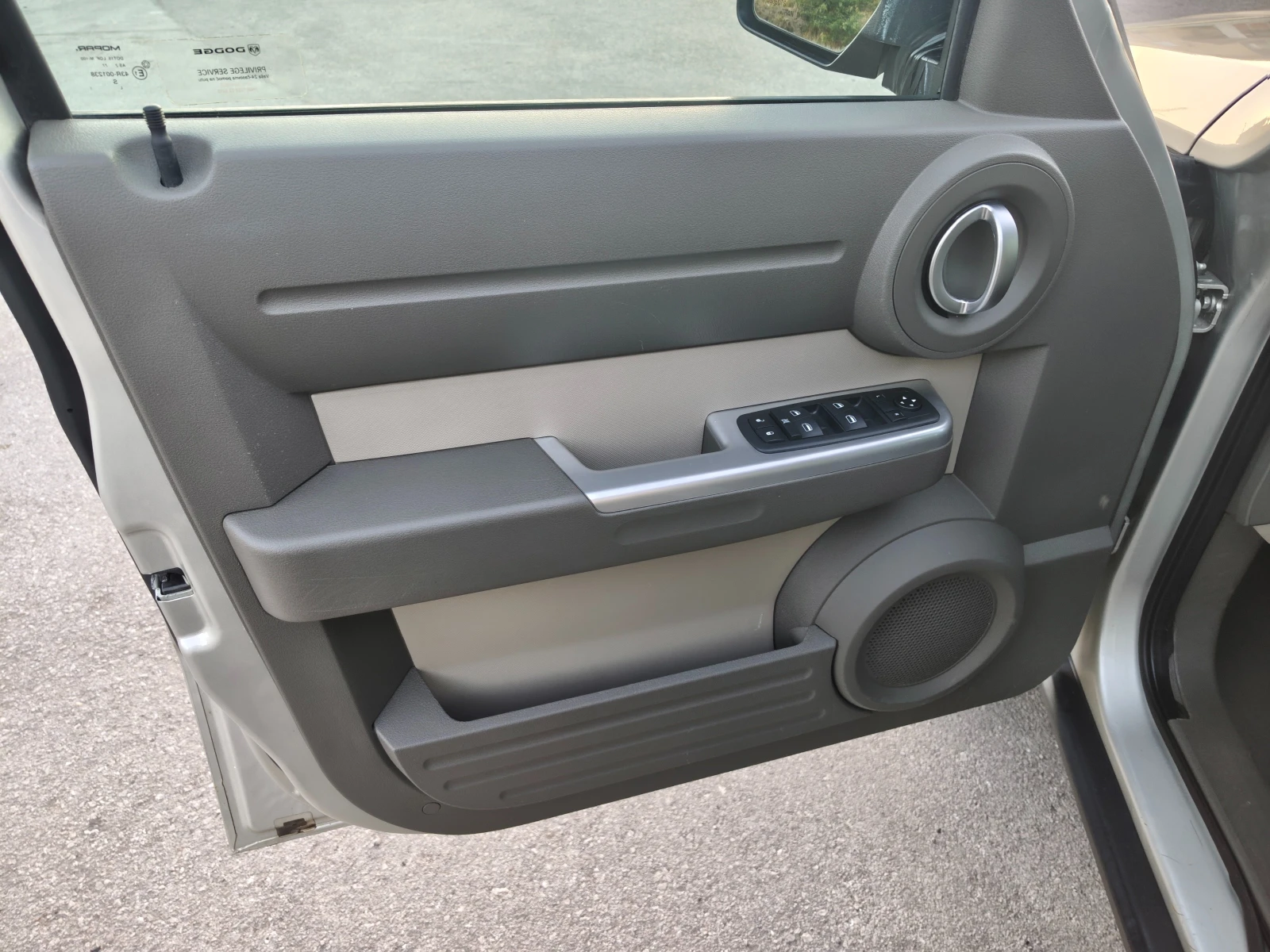 Dodge Nitro 2.8CRD Swiss, снимка 8 - Автомобили и джипове - 56302931
