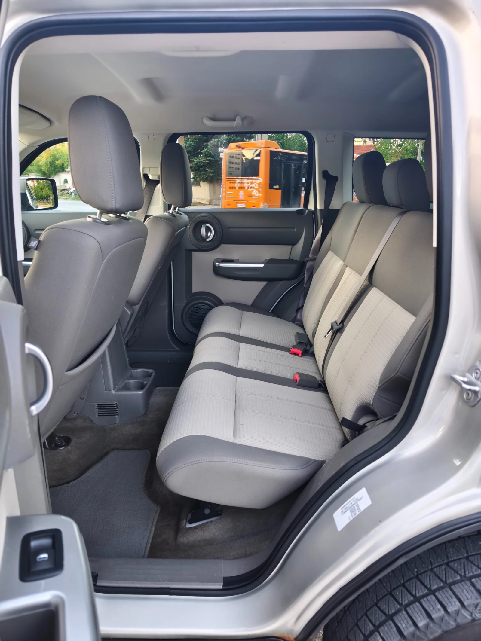 Dodge Nitro 2.8CRD Swiss, снимка 7 - Автомобили и джипове - 56302931