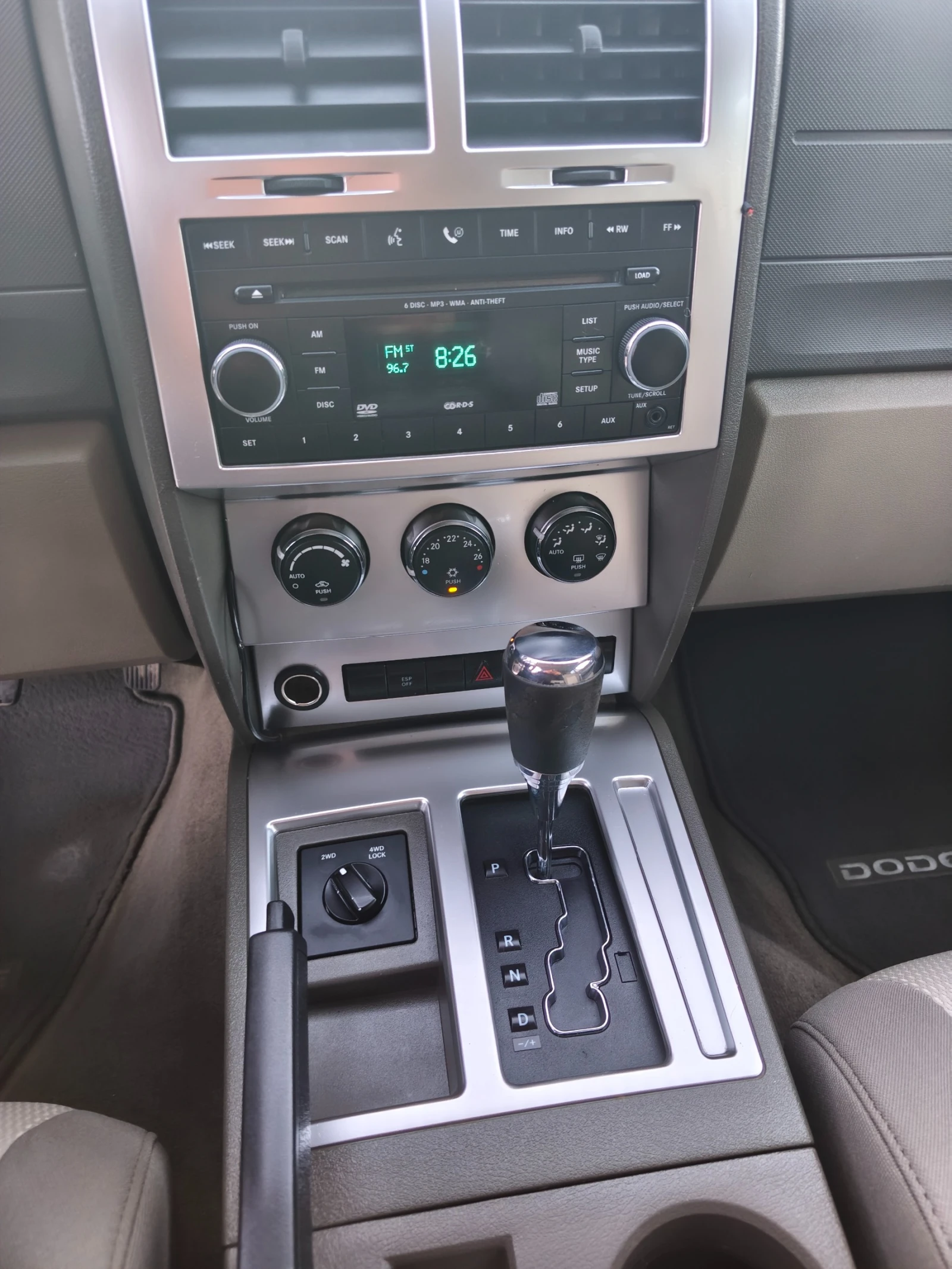 Dodge Nitro 2.8CRD Swiss, снимка 12 - Автомобили и джипове - 56302931