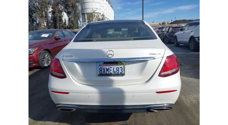 Mercedes-Benz E 300 4MATIC* AMG* BURMESTER* PANO* FULL LED* KEYGO, снимка 5 - Автомобили и джипове - 49287599