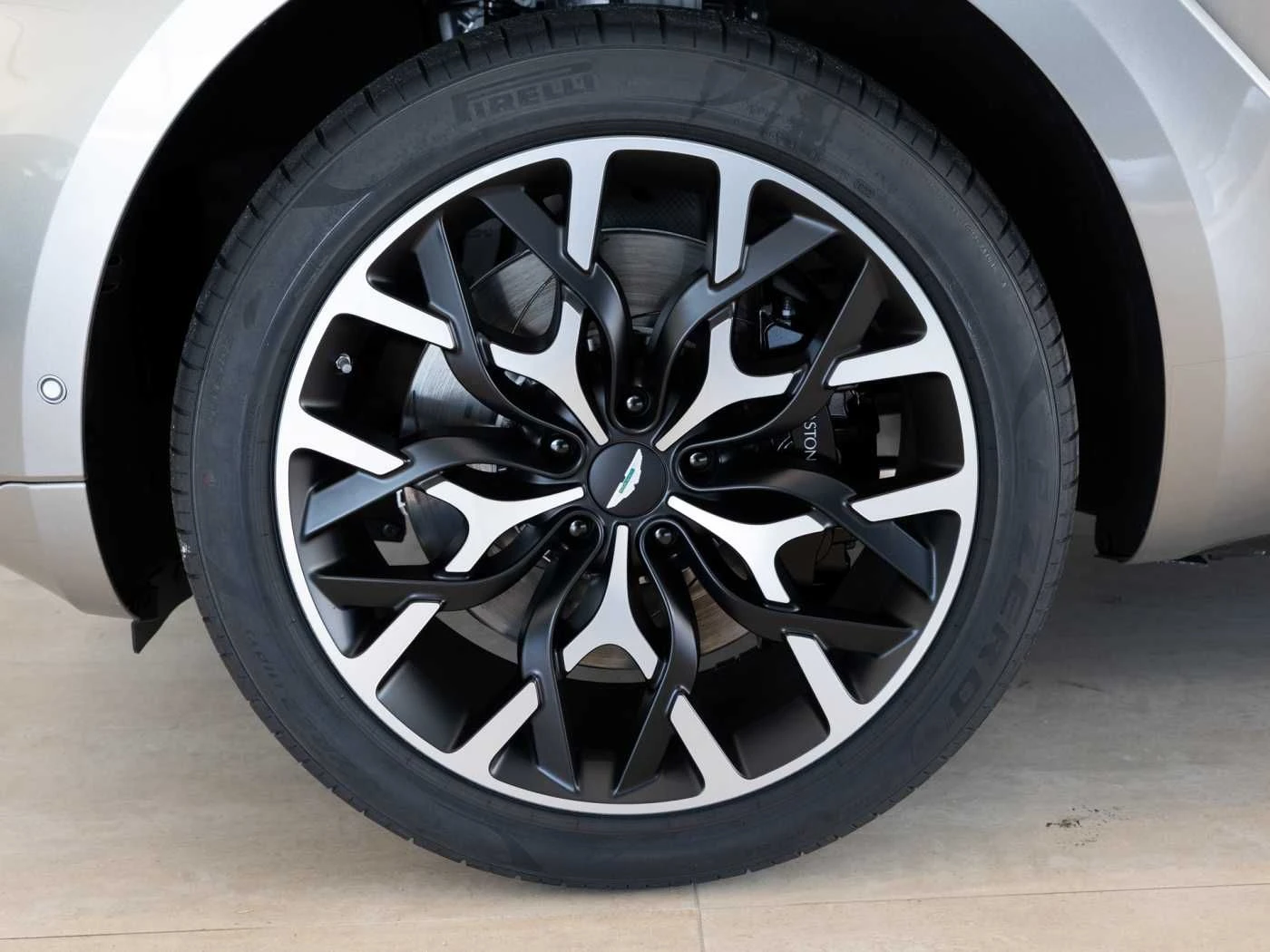 Aston Martin DBX V8/ BLACK PACK/ PANO/ 360/ LIFT/ 22/ - изображение 4