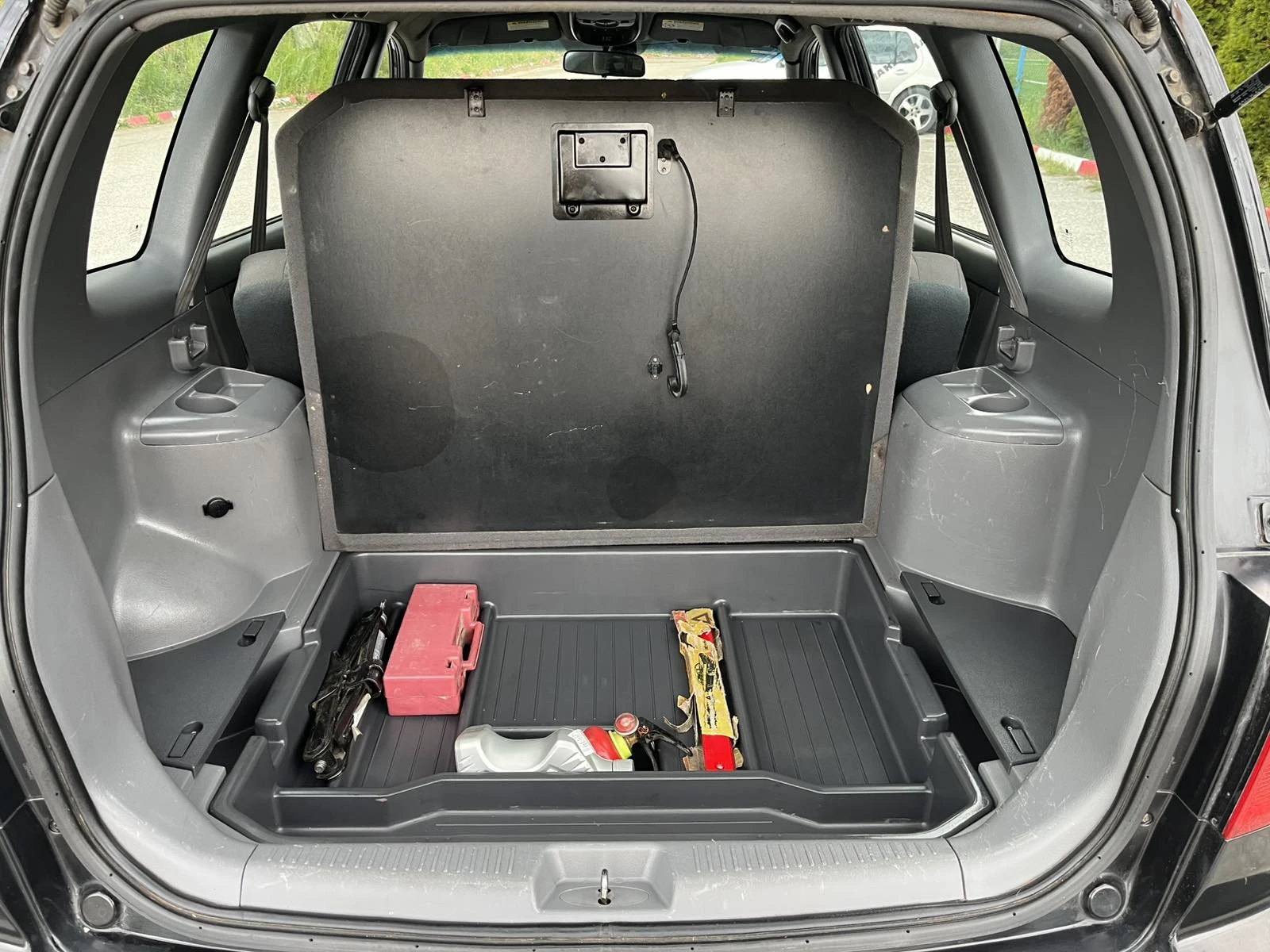 Kia Carens, снимка 15 - Автомобили и джипове - 54359277