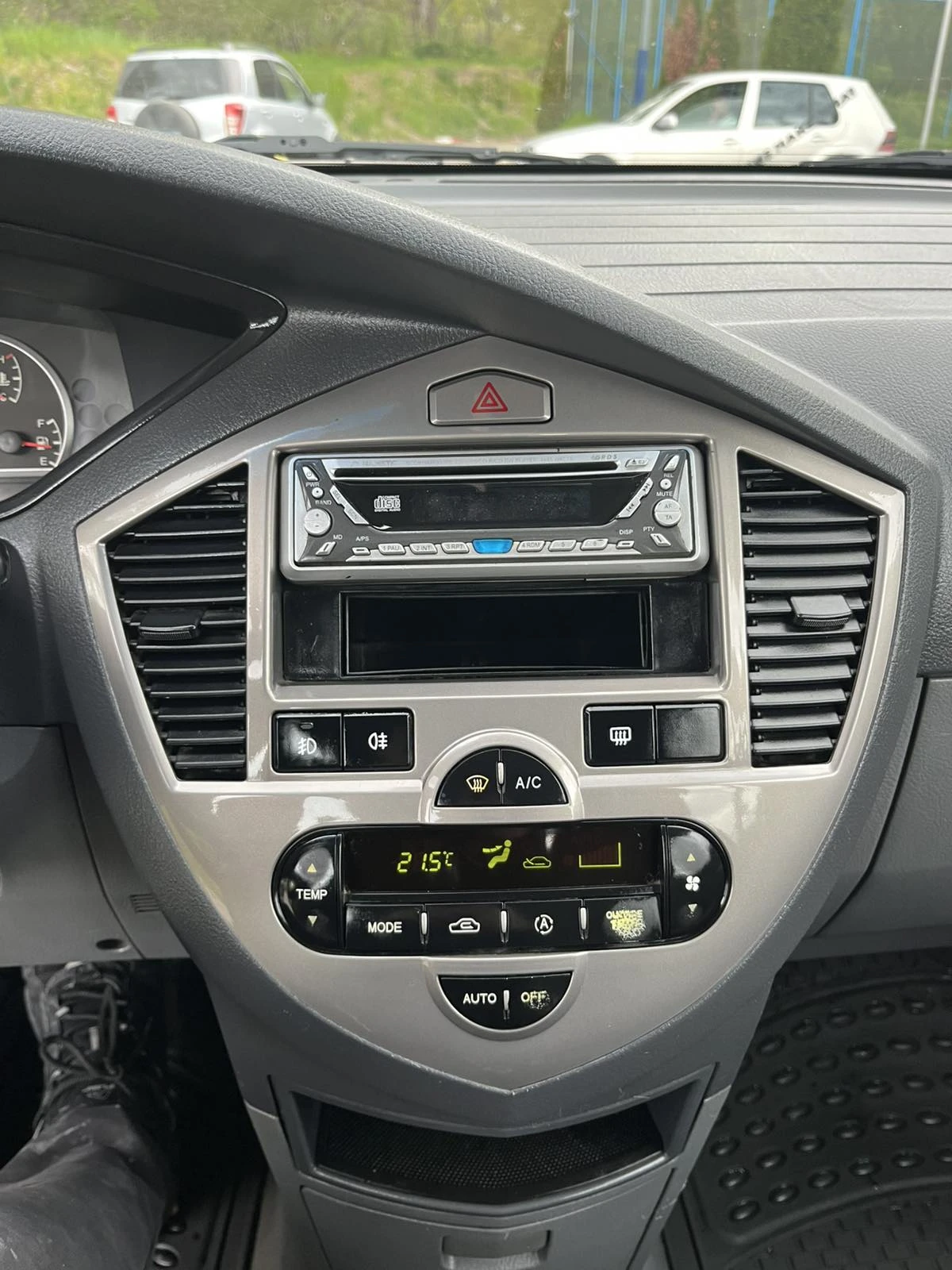 Kia Carens, снимка 8 - Автомобили и джипове - 54359277