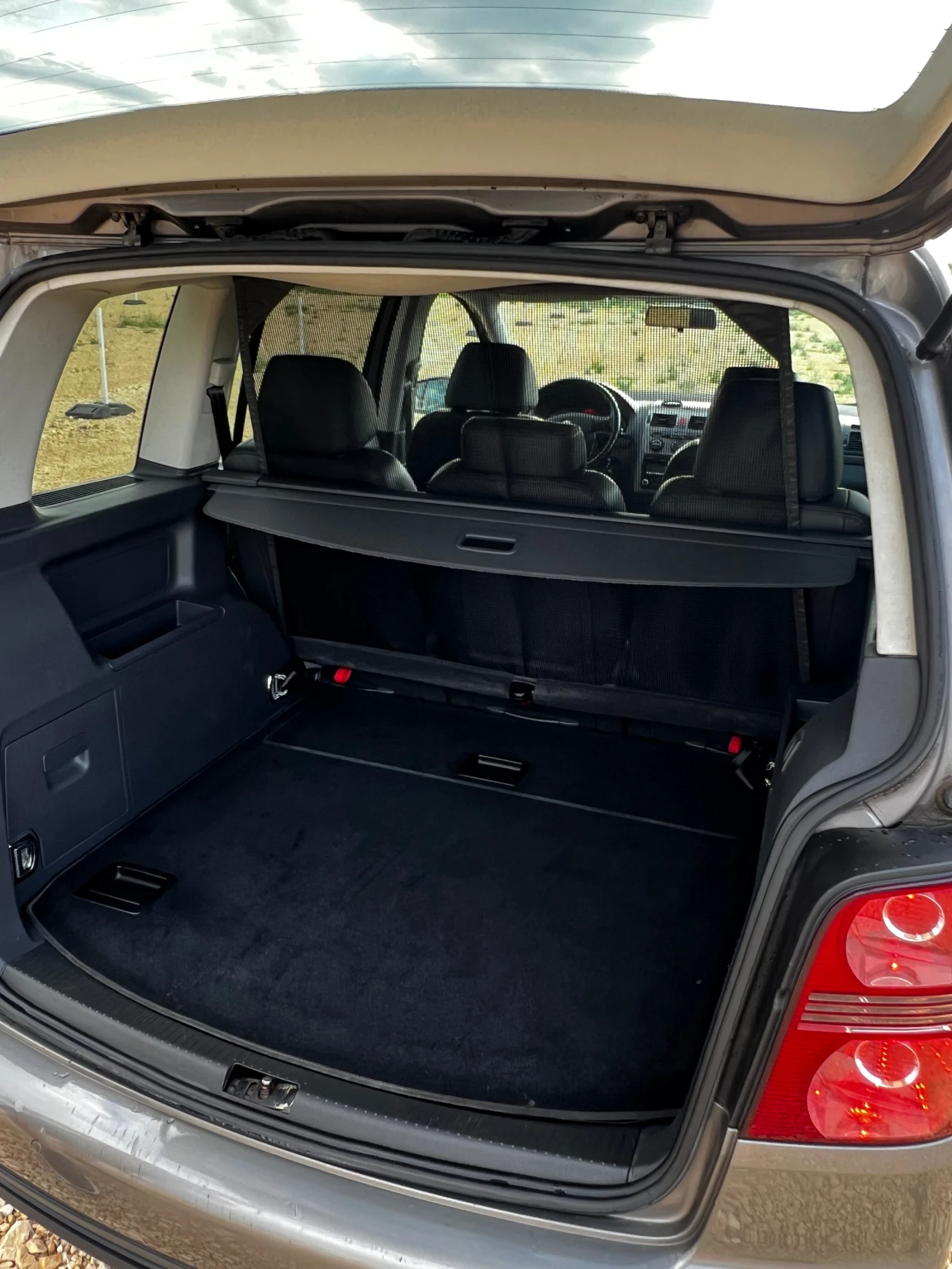 VW Touran, снимка 10 - Автомобили и джипове - 54711448