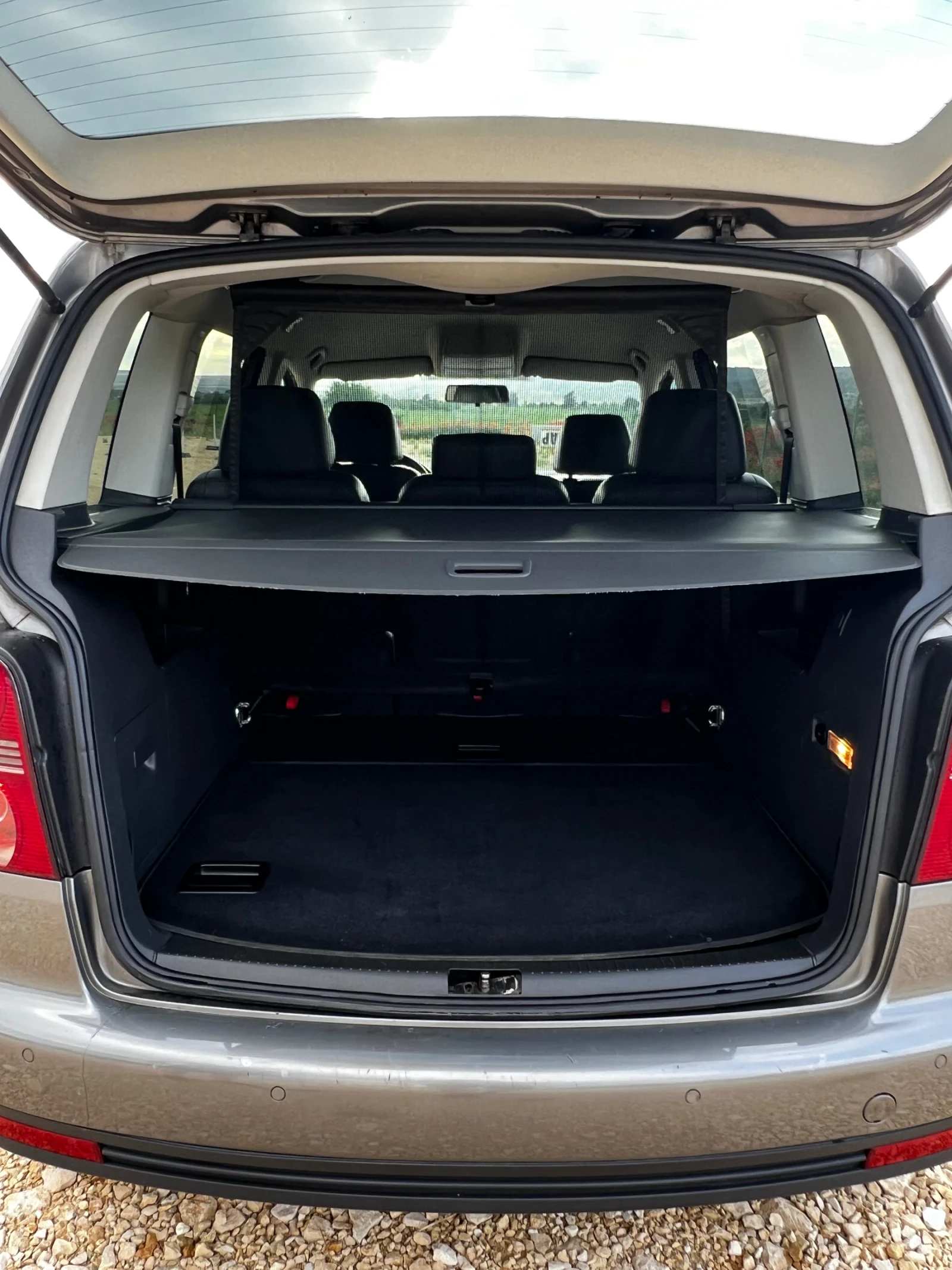 VW Touran, снимка 9 - Автомобили и джипове - 54711448