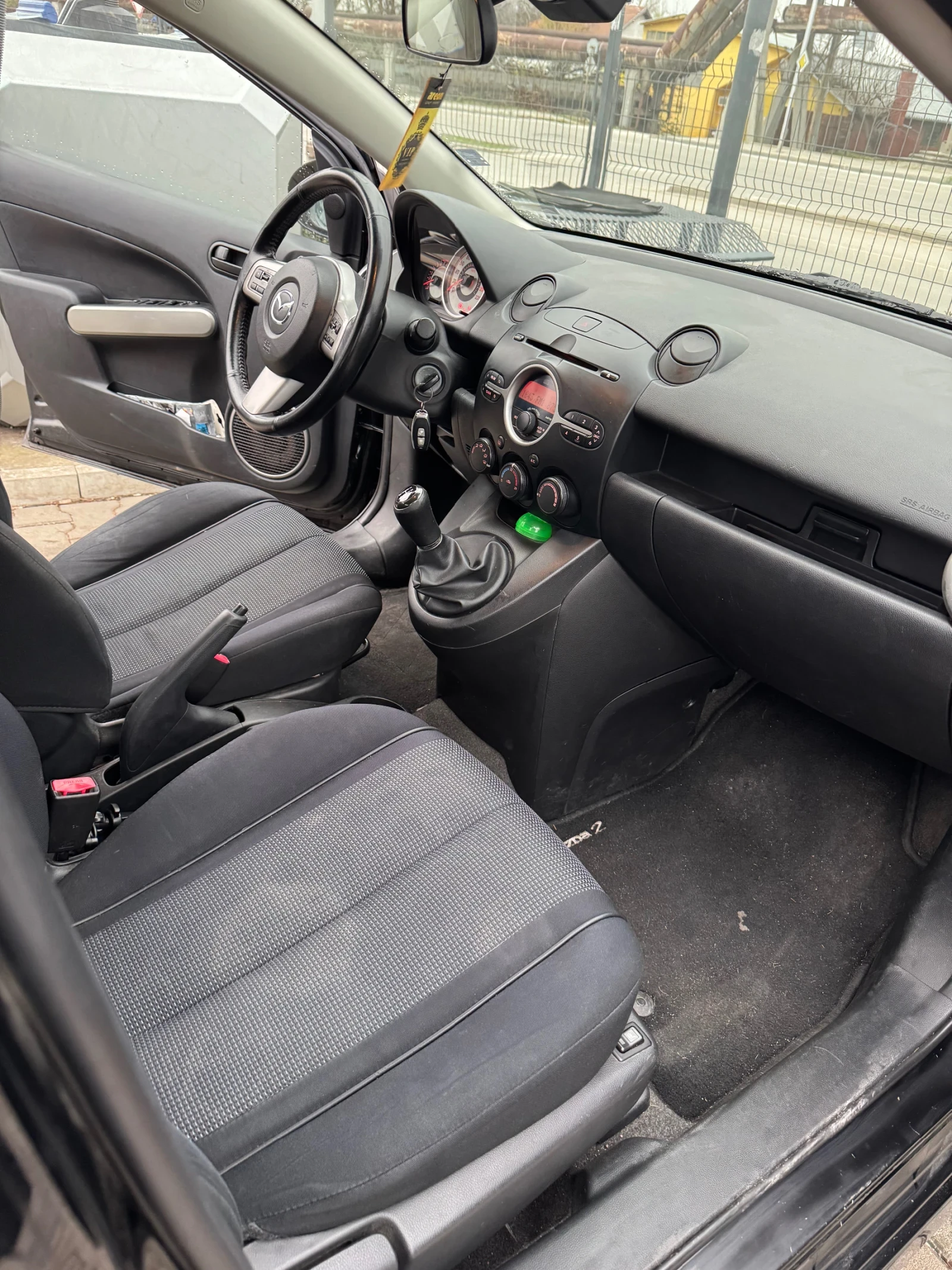 Mazda 2, снимка 8 - Автомобили и джипове - 55903229