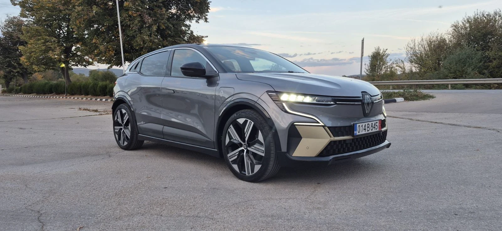 Renault Megane E-Tech Iconic, снимка 5 - Автомобили и джипове - 56222928