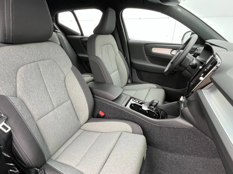 Volvo XC40 Фабрично нов автомобил | 2год. гаранция , снимка 15 - Автомобили и джипове - 53188610