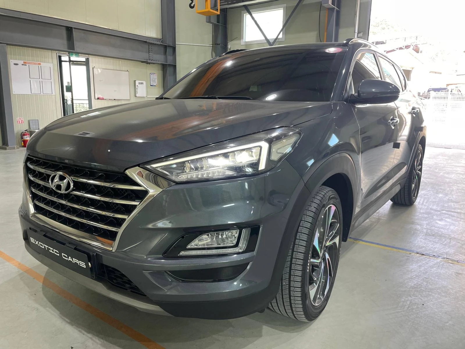 Hyundai Tucson 2.0D ! 2WD ! Premium !, снимка 3 - Автомобили и джипове - 54148932