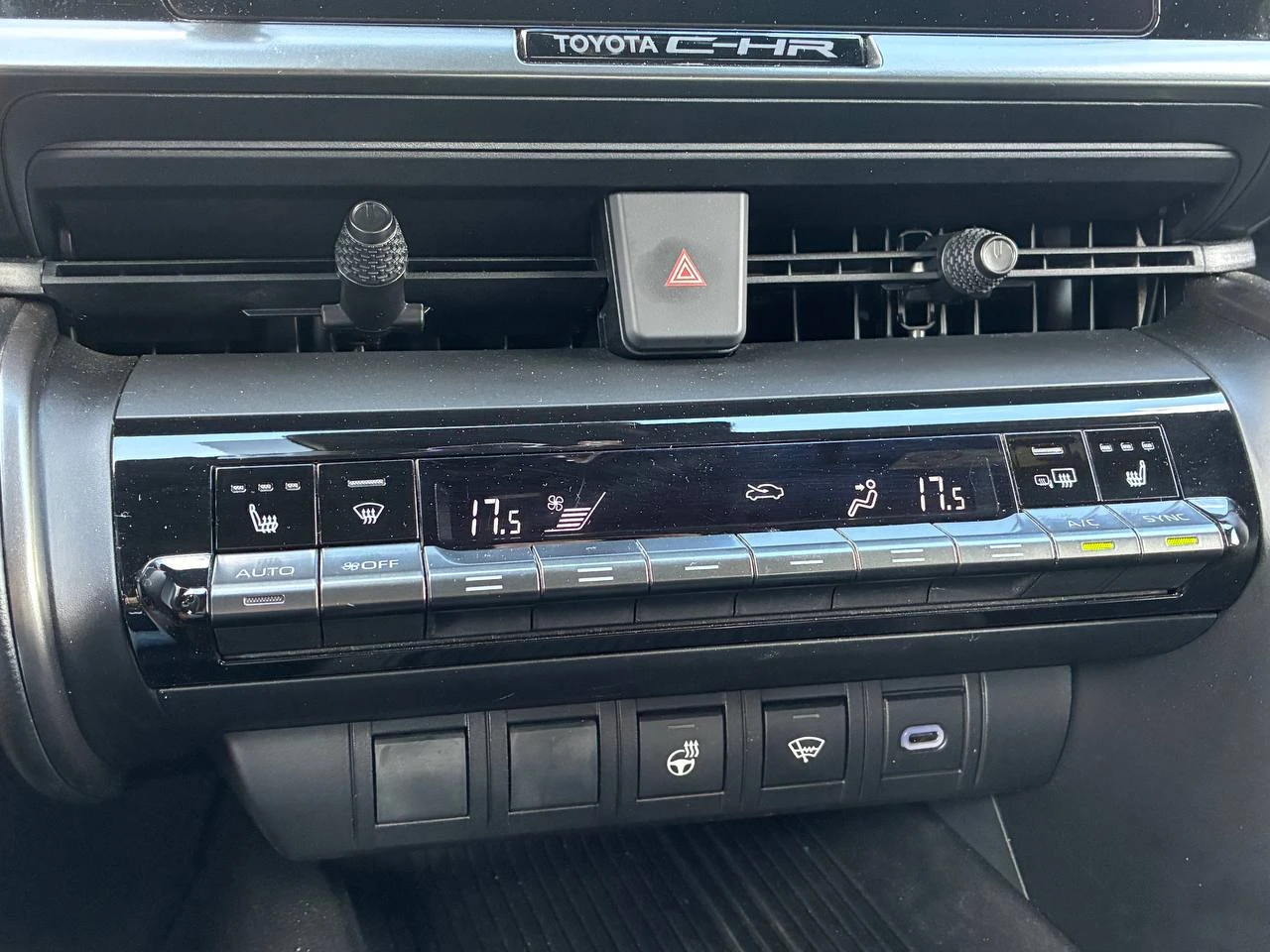 Toyota C-HR CLUB 1.8 Hybrid, снимка 11 - Автомобили и джипове - 55396424