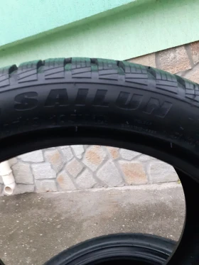 Гуми Зимни 275/40R19, снимка 1 - Гуми и джанти - 48275578