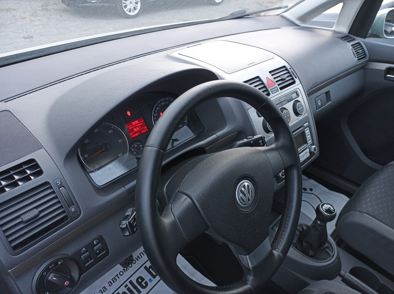 VW Touran 2.0 TDI  140кс - Highline - 7 места, снимка 8 - Автомобили и джипове - 45864933