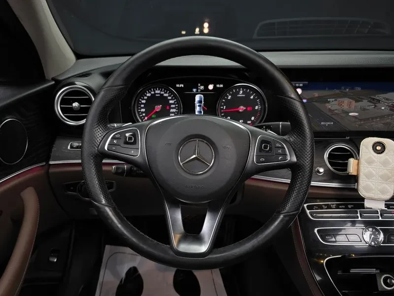 Mercedes-Benz E 220 4Matic Avantgarde, снимка 13 - Автомобили и джипове - 53875780