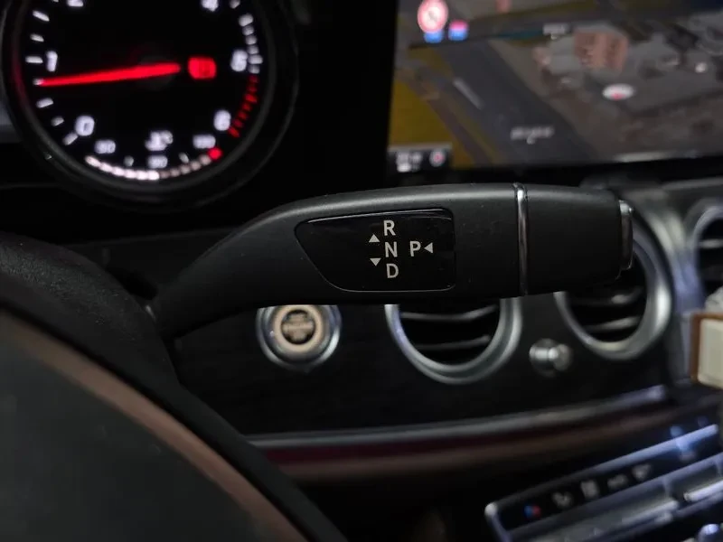 Mercedes-Benz E 220 4Matic Avantgarde, снимка 9 - Автомобили и джипове - 53875780