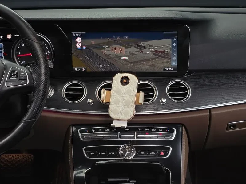 Mercedes-Benz E 220 4Matic Avantgarde, снимка 14 - Автомобили и джипове - 53875780