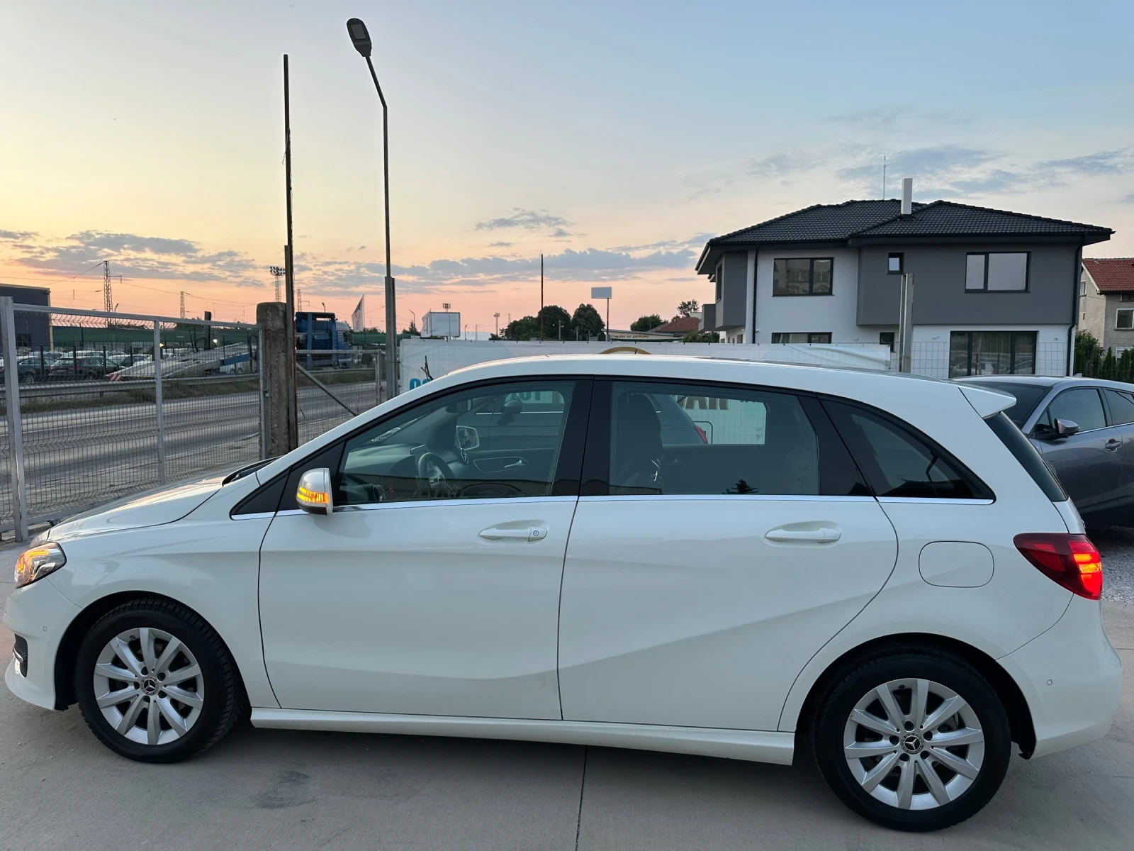 Mercedes-Benz B 180 ЛИЗИНГ! Лед фарове! Нави! Keyless!  EURO 6B!!! - изображение 4